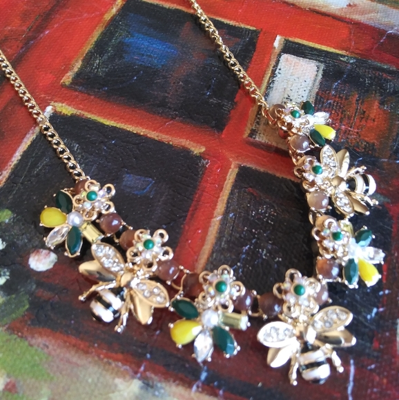 Ann Taylor Bee and Floral Gold Color Necklace - Picture 2 of 7